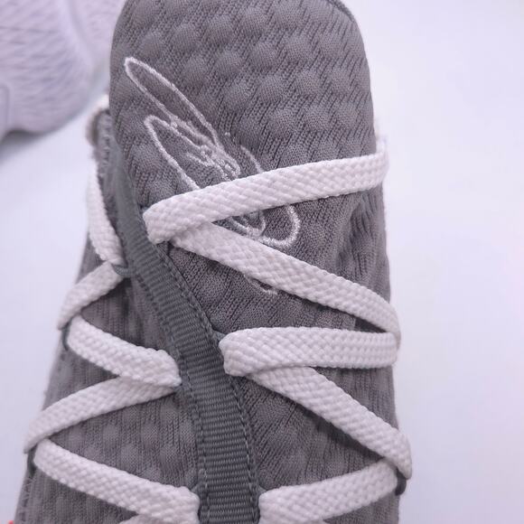 Nike LeBron 17 Athletic Lace Up Shoe Mens Size 10 CD5007-004 Gray White